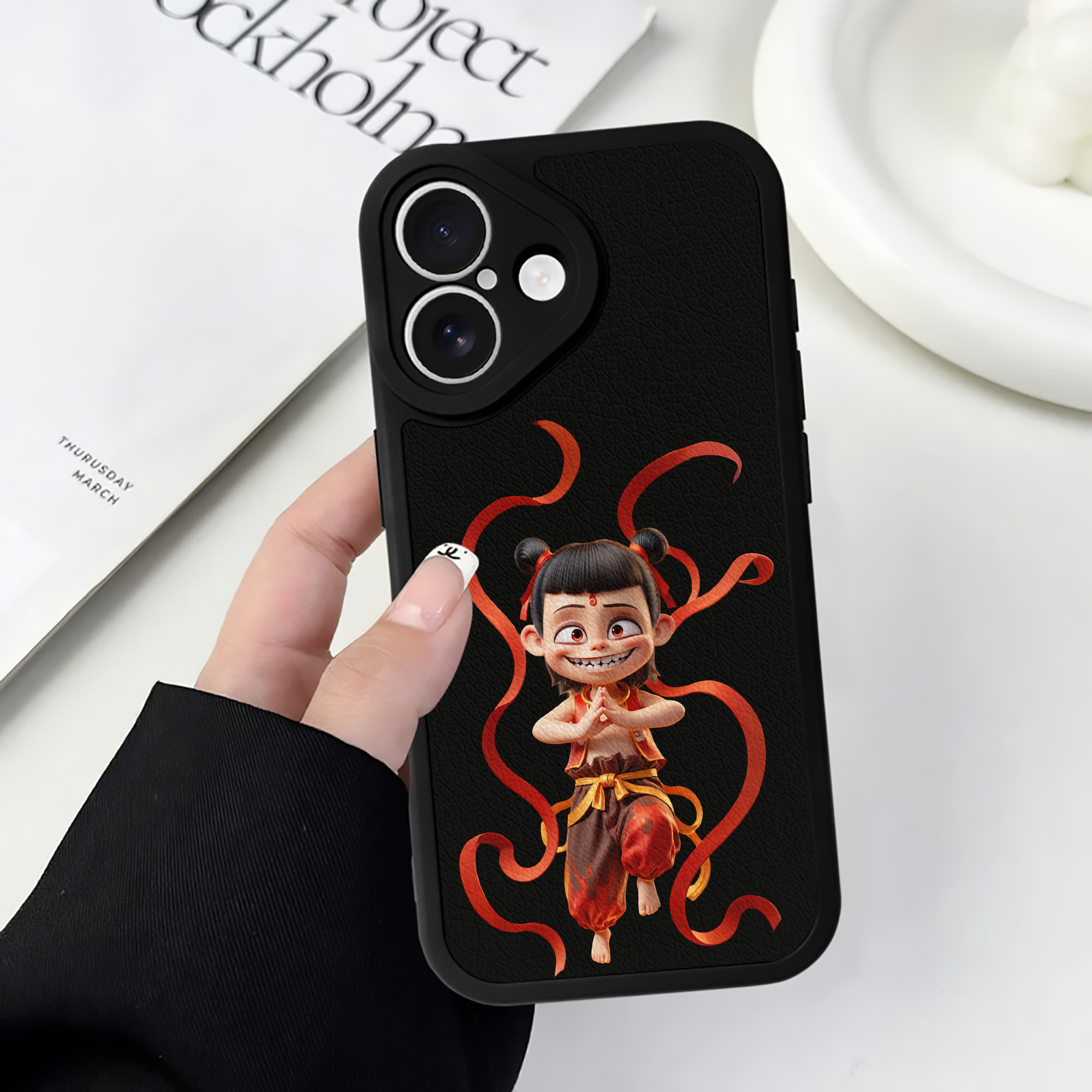（画像用） Ne Zha 2 ナタ 魔童の大暴れ 【iPhone 16シリーズ対応】シリコンスマホケース（レザー調） 材質：シリコン